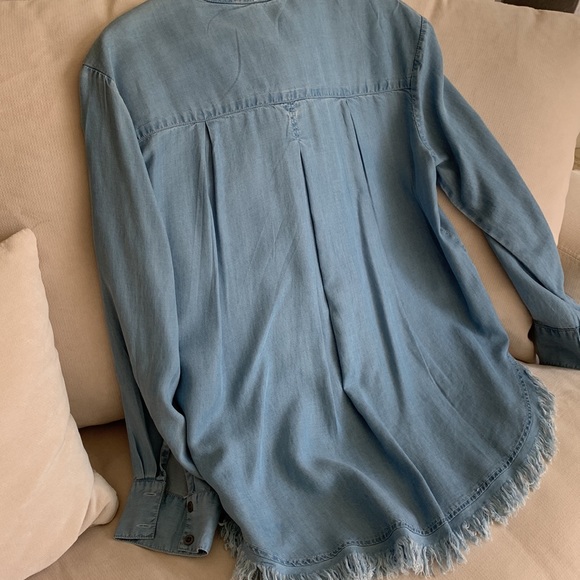 Chambray shirt with two pockets and fringe at bottom! - Picture 4 of 8